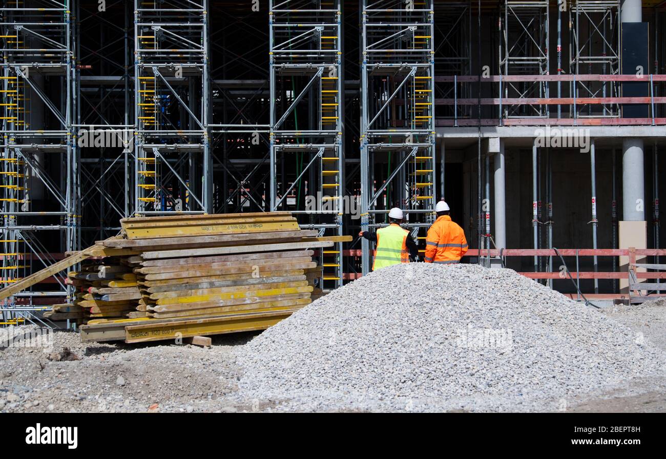 Monaco, Germania. 15 aprile 2020. I lavoratori edili si trovano sul cantiere del nuovo centro di giustizia penale. Dopo il suo completamento, il nuovo edificio di Leonrodplatz, che copre circa 39,000 metri quadrati, sostituirà l'edificio in invecchiamento di Nymphenburger Strasse. Tra gli altri, parti dei due tribunali regionali, il Tribunale regionale superiore e la Procura di Monaco si sposteranno nell'edificio stimato a 300 milioni di euro. Credit: Sven Hoppe/dpa/Alamy Live News Foto Stock