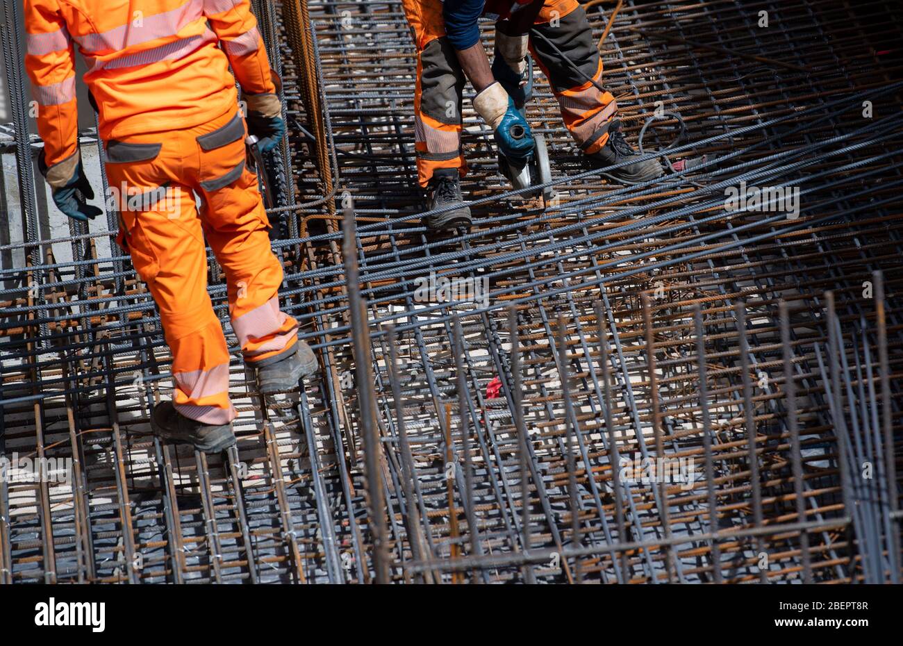 Monaco, Germania. 15 aprile 2020. Operai edili che posano tappeti in acciaio nel cantiere del nuovo centro di giustizia penale. Dopo il suo completamento, il nuovo edificio di Leonrodplatz, che copre circa 39,000 metri quadrati, sostituirà l'edificio in invecchiamento di Nymphenburger Strasse. Tra gli altri, parti dei due tribunali regionali, il Tribunale regionale superiore e gli uffici pubblici dei procuratori di Monaco si sposteranno nell'edificio stimato a 300 milioni di euro. Credit: Sven Hoppe/dpa/Alamy Live News Foto Stock