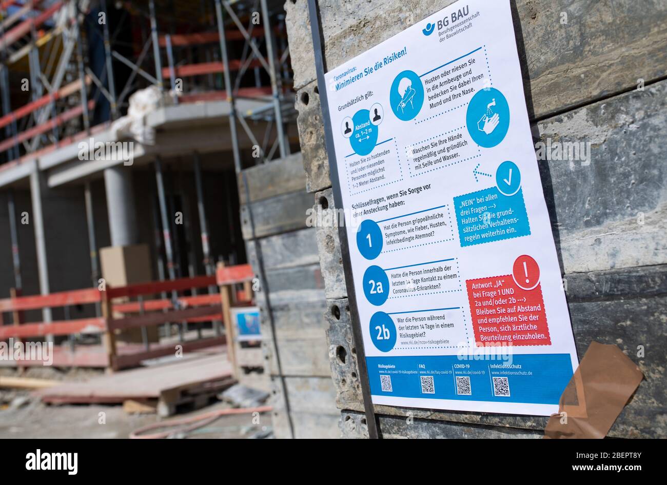 Monaco, Germania. 15 aprile 2020. Un cartello con informazioni sul coronavirus può essere visto nel cantiere del nuovo centro di giustizia penale. Il nuovo edificio di circa 39,000 metri quadrati a Leonrodplatz sostituirà l'edificio vecchio di Nymphenburger Strasse dopo il suo completamento. Parti dei due tribunali regionali, il tribunale regionale superiore e gli uffici pubblici dei pubblici ministeri di Monaco si sposteranno nell'edificio stimato a 300 milioni di euro. Credit: Sven Hoppe/dpa/Alamy Live News Foto Stock