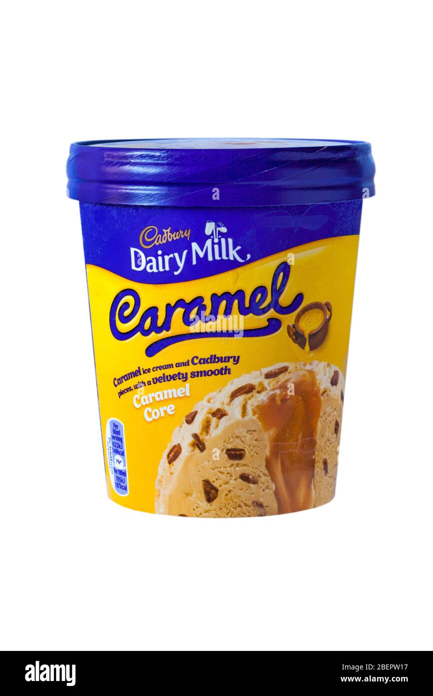 Latte capiolo di Cadbury gelato al caramello e pezzi Cadbury con un vellutato anima in caramello liscia in vasca isolato su sfondo bianco Foto Stock