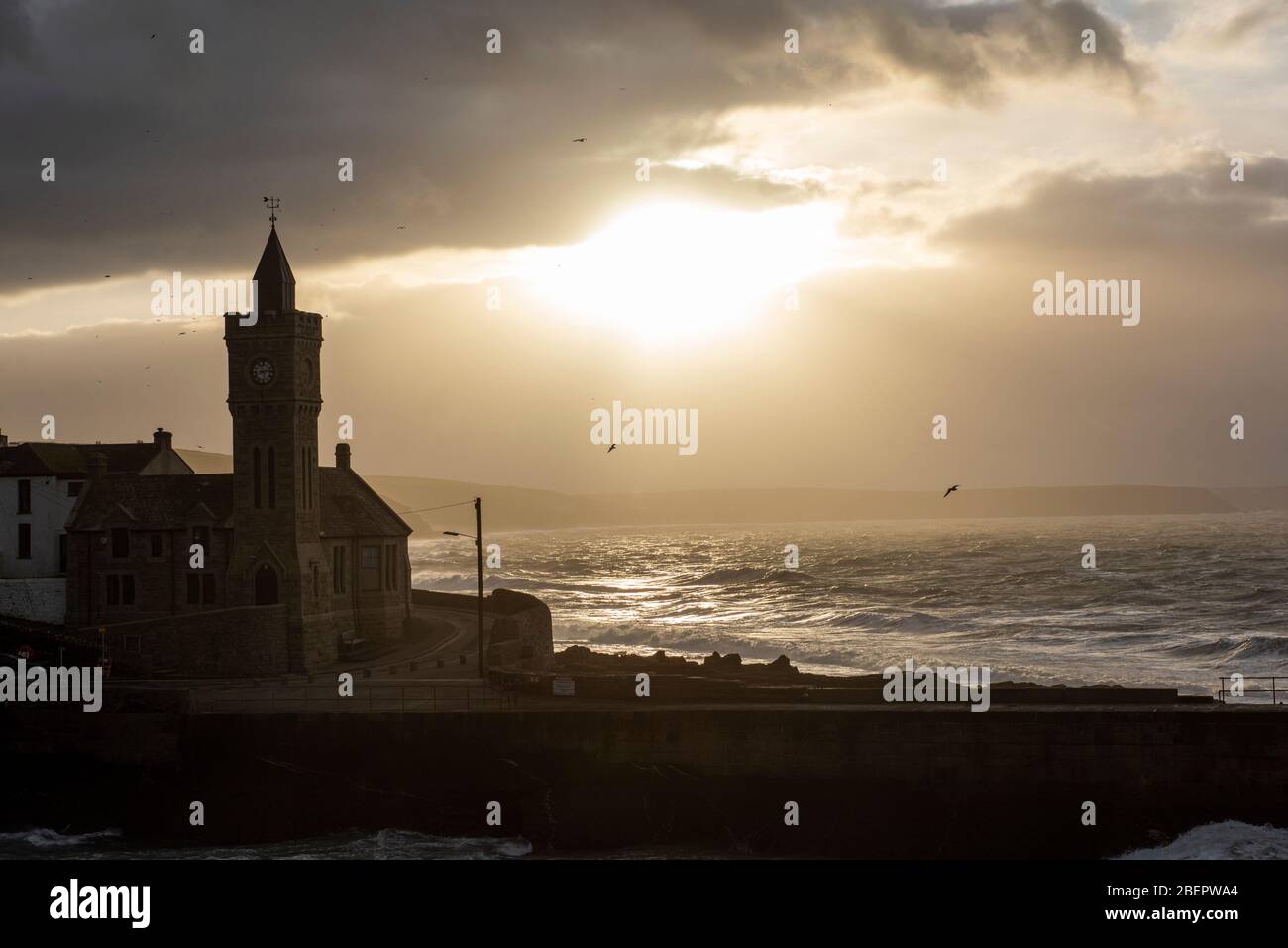 Una breve pausa nella nuvola in una giornata invernale a Porthleven, Cornovaglia Inghilterra, Regno Unito Foto Stock