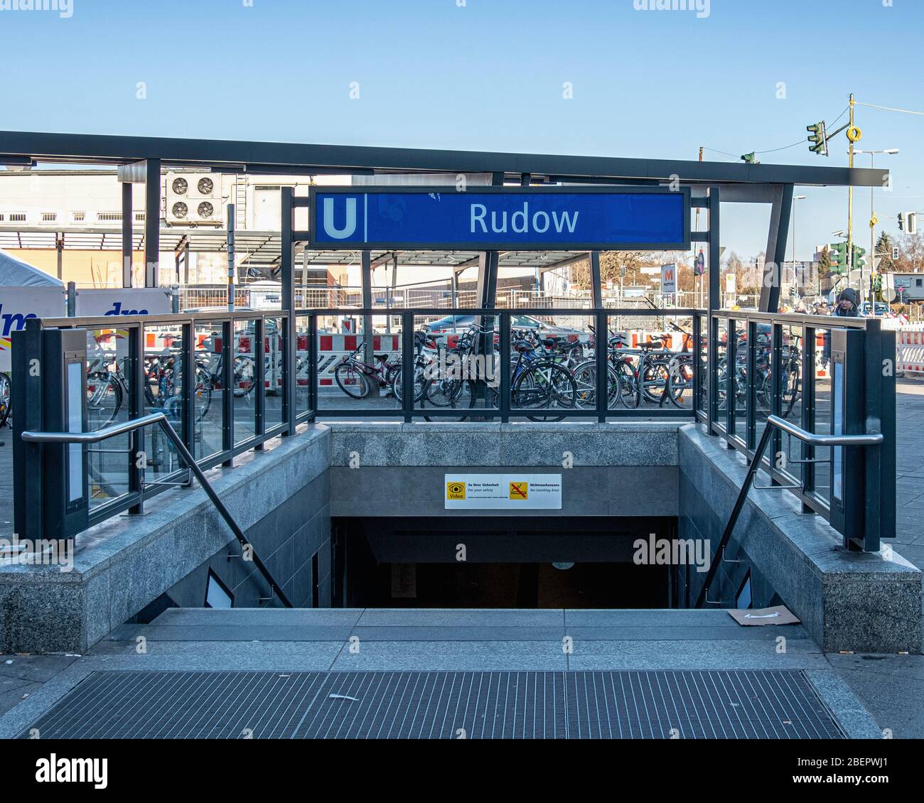 U Rudow, Undergroud U-bahn ingresso stazione ferroviaria - Berlino, Neukölln, Germania. La stazione è stata inaugurata nel 1972 ed è il capolinea della linea U7. Foto Stock