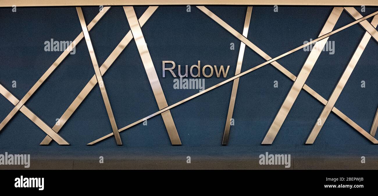 U Rudow, Undergroud U-bahn Stazione interna - Berlino, Neukölln, Germania. Pareti blu scuro con targa in metallo. Foto Stock