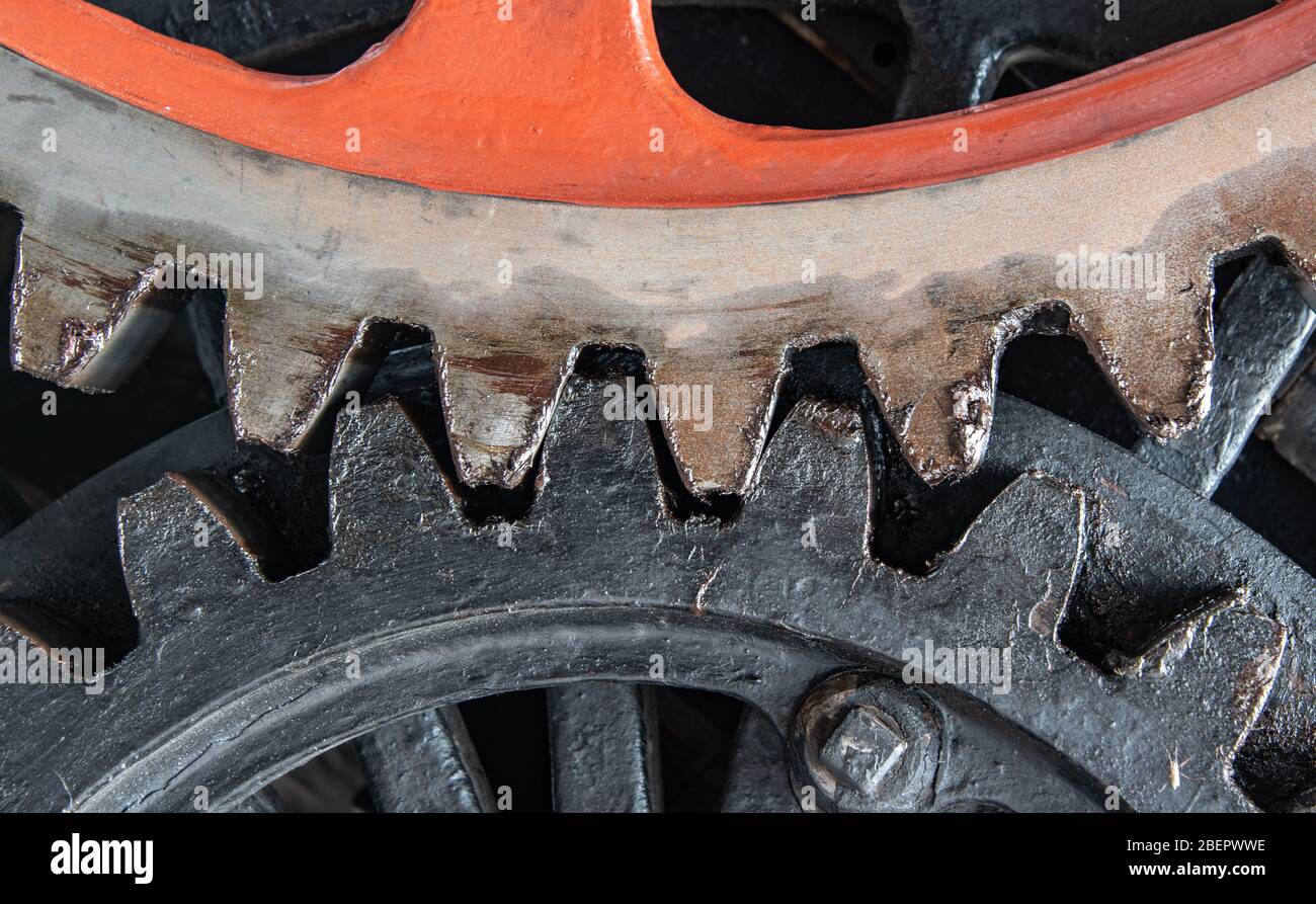 Due ruote dentate con blocco interno su un vecchio escavatore Foto Stock