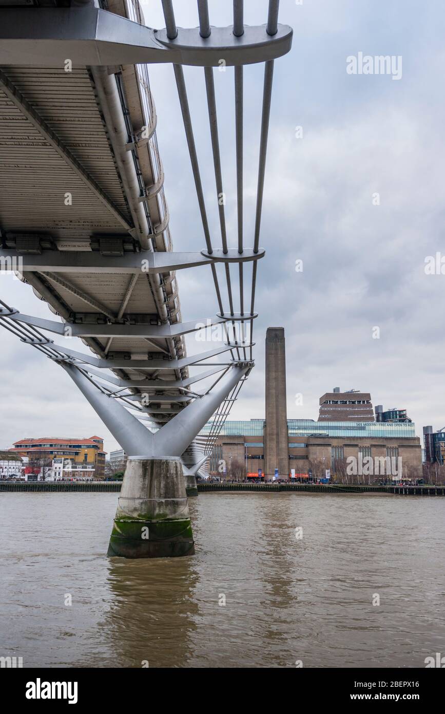 Tate galleria d'arte moderna su South Bank e Millennium Bridge, Londra, Regno Unito Foto Stock