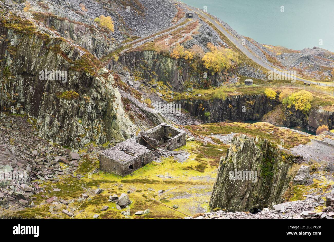 Vista di alto livello della cava di ardesia di Dinorwig nel Galles del Nord con colori autunnali Foto Stock