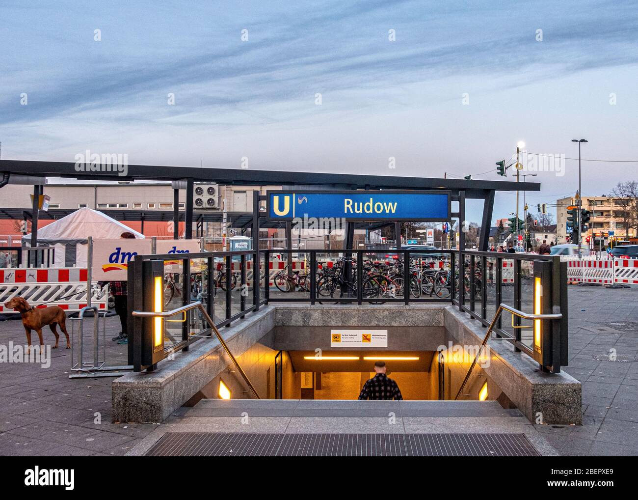 U Rudow, ingresso alla stazione Undergroud della U-bahn - Berlino, Neukölln, Germania. La stazione è stata inaugurata nel 1972 ed è il capolinea della linea U7. Foto Stock