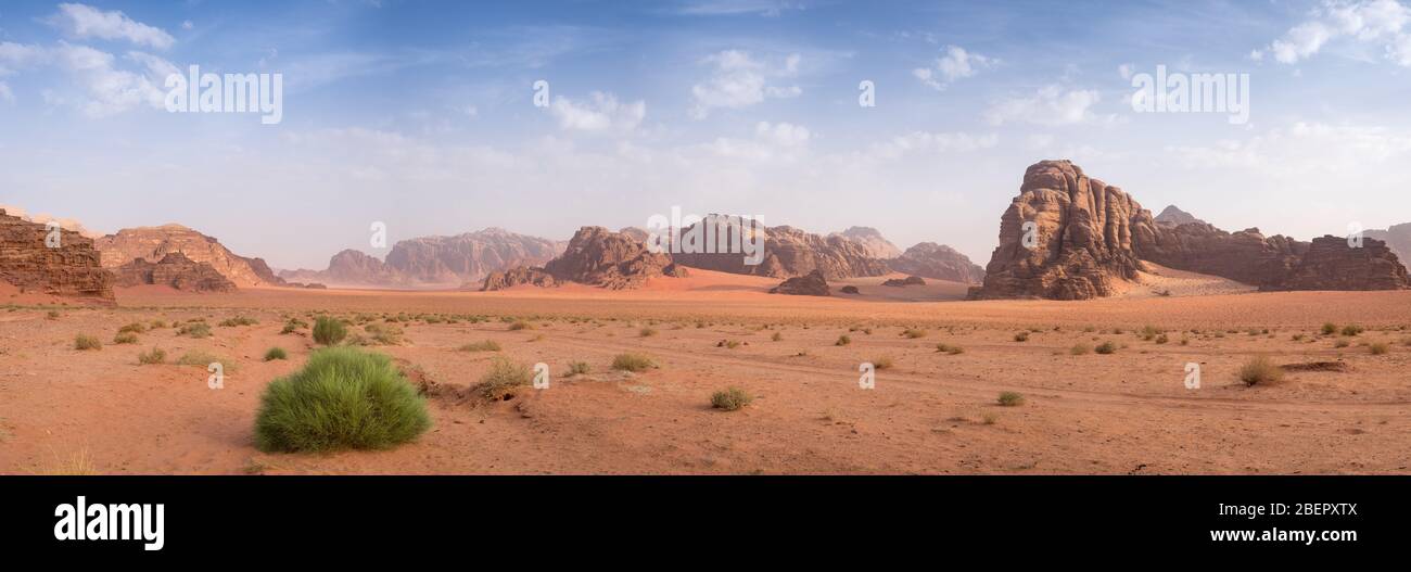 Vista panoramica di Wadi Rum visto da vicino al Rum Stars Camp, Giordania Foto Stock