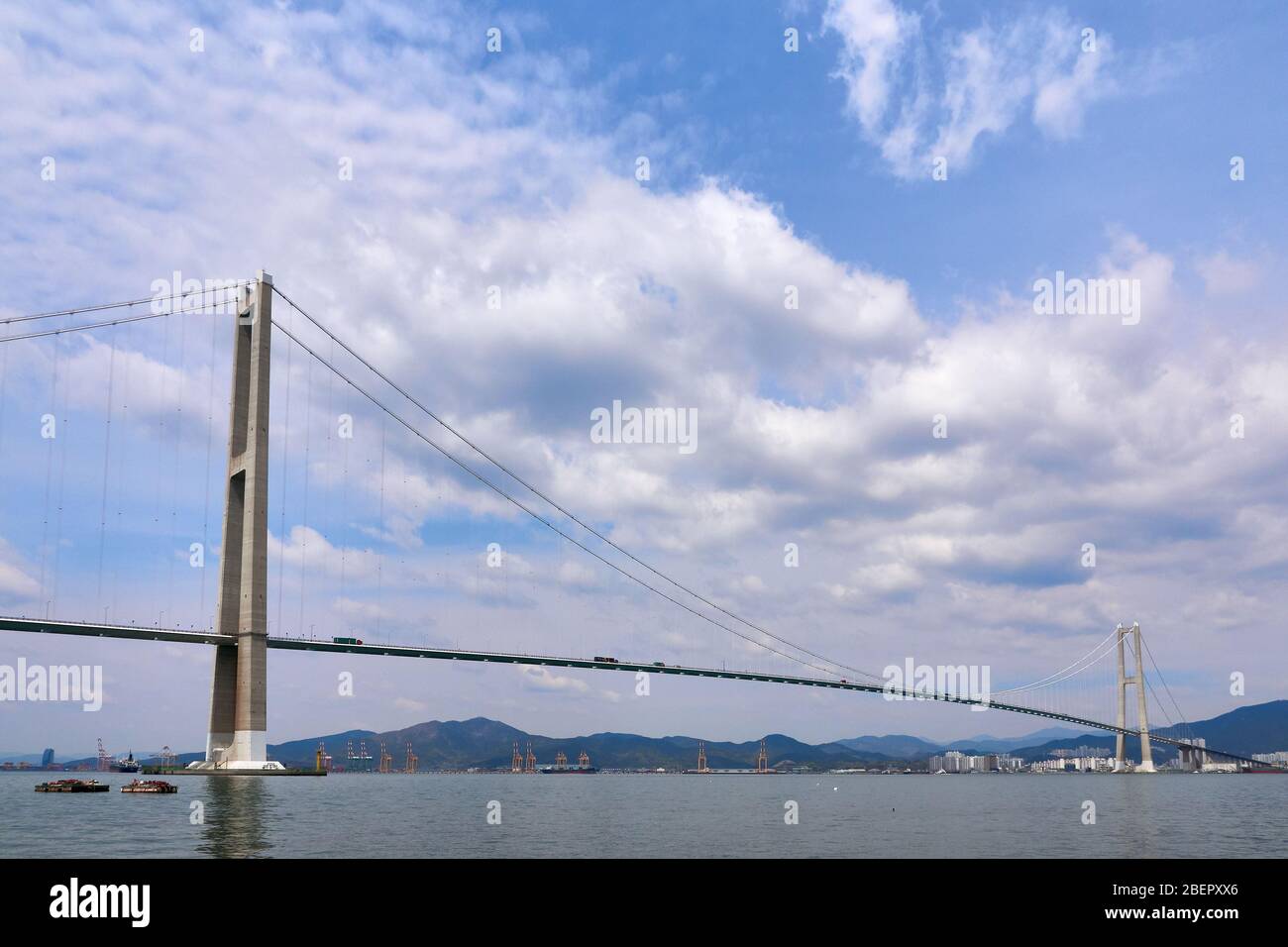 Vista ad angolo basso del ponte Yi Sun-sin, il quarto ponte sospeso più lungo al mondo Foto Stock