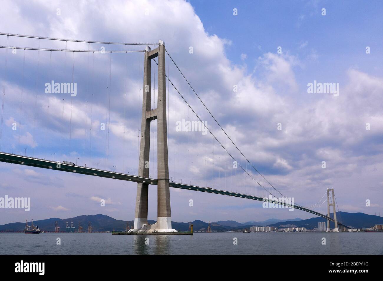 Vista ad angolo basso del ponte Yi Sun-sin, il quarto ponte sospeso più lungo al mondo Foto Stock