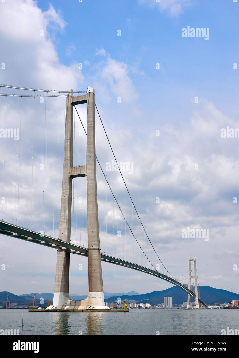 Vista ad angolo basso del ponte Yi Sun-sin, il quarto ponte sospeso più lungo al mondo Foto Stock