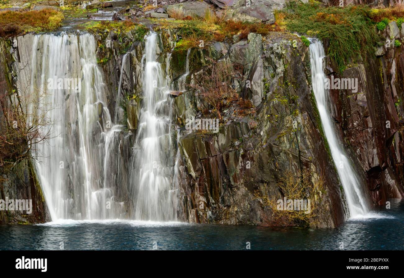 Double Falls nella cava di ardesia di Dinorwig nel Galles del Nord Foto Stock