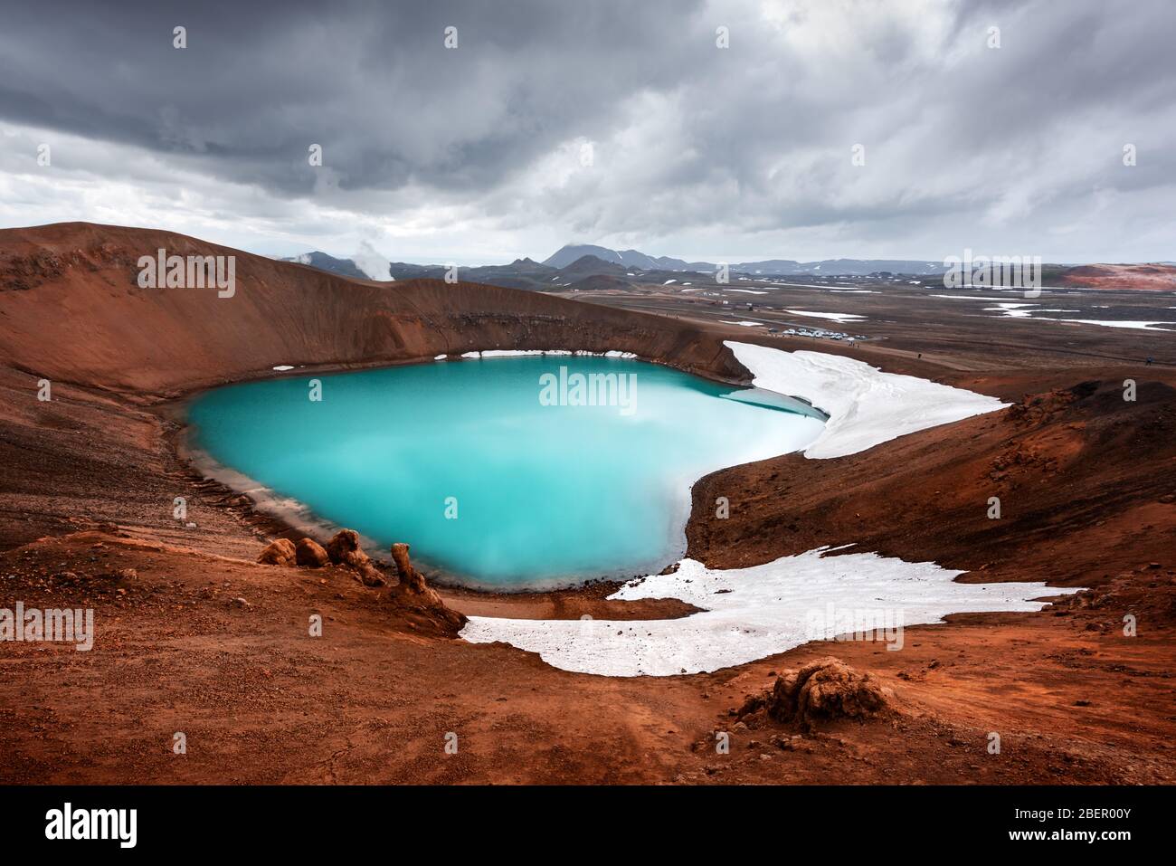 Vista drammatica del lago con acqua turchese nel cratere vulkano. Valle geotermica Leirhnjukur, lago Myvatn, Krafla, Islanda. Famosa attrazione turistica Foto Stock