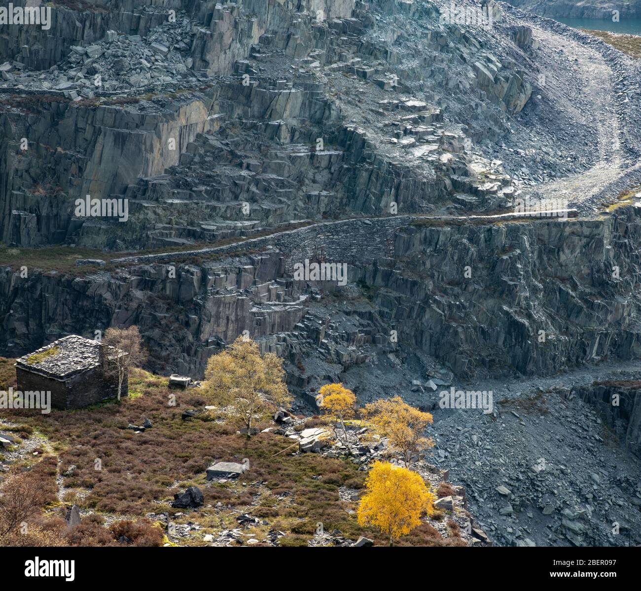 Vista di alto livello della cava di ardesia di Dinorwig nel Galles del Nord con colori autunnali Foto Stock