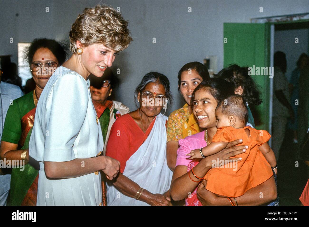 HRH Diana, Principessa del Galles visita le famiglie a Calcutta durante il suo Royal tour in India nel febbraio 1992. Foto Stock