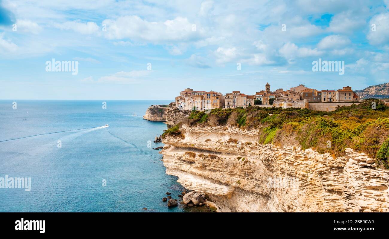 Una vista della pittoresca Ville Haute, la città vecchia di Bonifacio in Corsica, Francia, sulla cima di una scogliera sopra il mare Mediterraneo Foto Stock