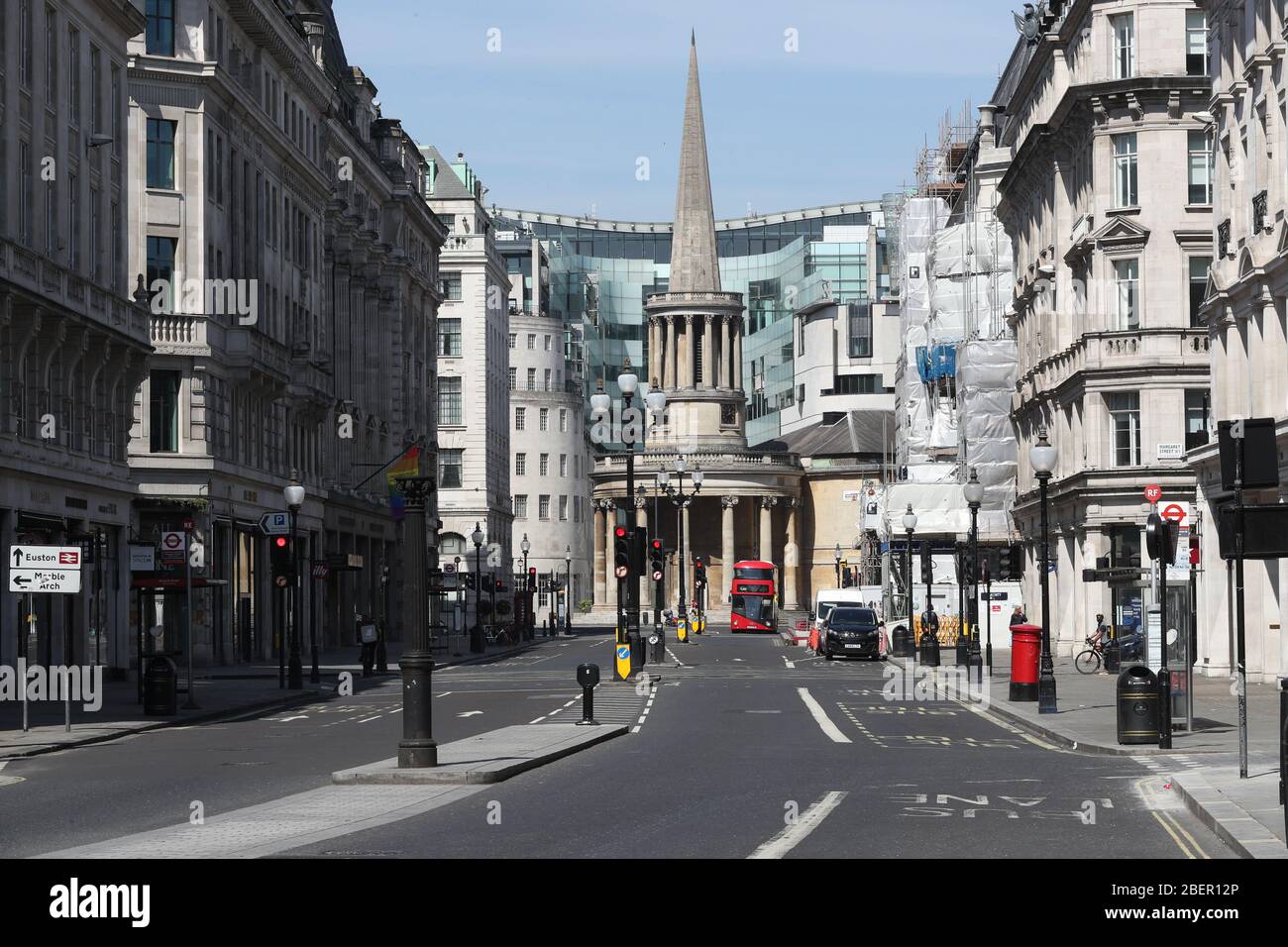 Una vista lungo Regent Street, Londra, guardando da Oxford Circus verso New Broadcasting House e All Souls Church Langham Place, mentre il Regno Unito continua a chiudere a chiave per contribuire a frenare la diffusione del coronavirus. Foto Stock
