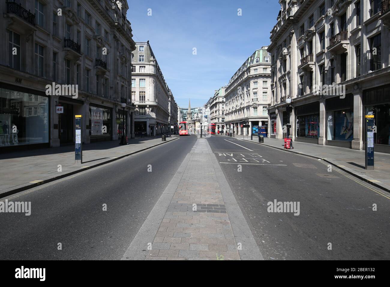 Una vista lungo Regent Street, Londra, guardando da Oxford Circus verso New Broadcasting House e All Souls Church Langham Place, mentre il Regno Unito continua a chiudere a chiave per contribuire a frenare la diffusione del coronavirus. Foto Stock