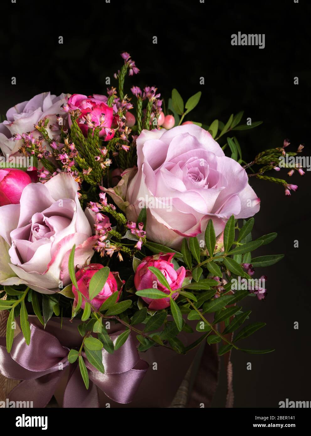 Bel bouquet da primo piano con rose rosa , foto verticale. Utile per biglietti d'auguri, social media e stampa. Inserire il testo Foto Stock