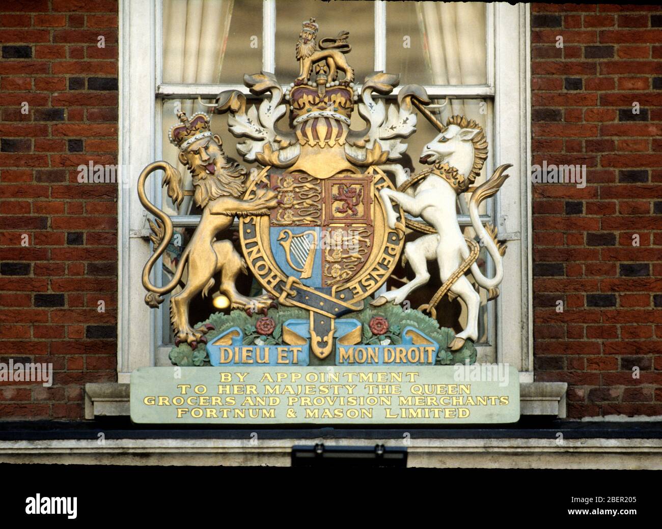 Regio mandato di nomina a sua Maestà Regina Elisabetta II, Fortnum & Mason, drogheri e commercianti di forniture, Londra, Inghilterra. Foto Stock