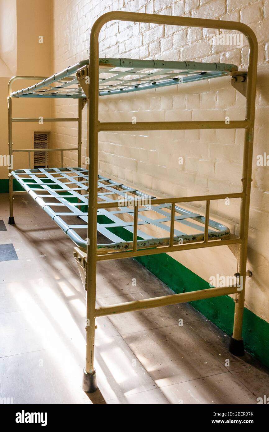 Letto a castello in carcere Cell, prigione di Reading, Reading, Berkshire, Inghilterra, GB, Regno Unito. Foto Stock