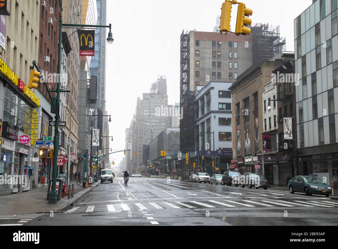 8th Avenue nel centro di Manhattan senza traffico, New York City. Foto Stock