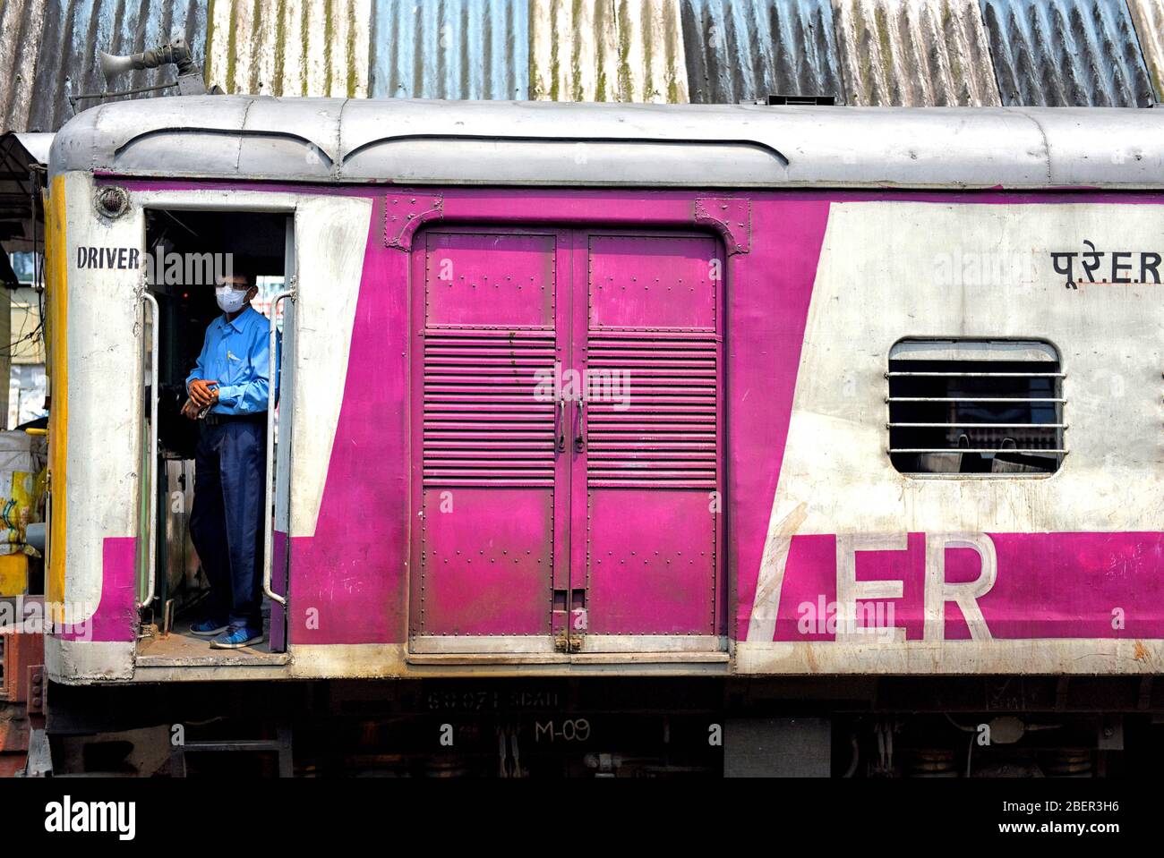 15 aprile 2020, Kolkata, Bengala Occidentale, India: Il treno speciale che attraversa la sezione suburbana del sud che soddisfa le esigenze durante il periodo di Lockdown.. Tutti i treni pubblici rimangono sospesi fino al 3 maggio in modo che la ferrovia indiana sta facendo funzionare i piccoli pullman per soddisfare la necessità di servizi essenziali. (Immagine di credito: © Avishek Das/SOPA Images via ZUMA Wire) Foto Stock