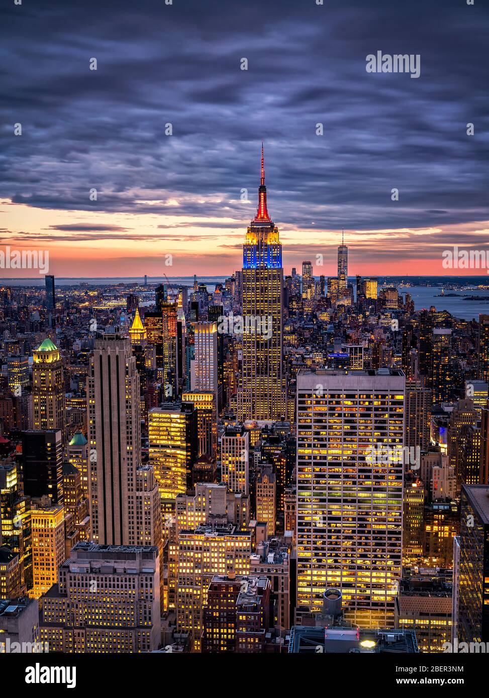Skyline di New York dal centro Top of the Rock Rockefeller negli Stati Uniti all'ora blu del tramonto Foto Stock