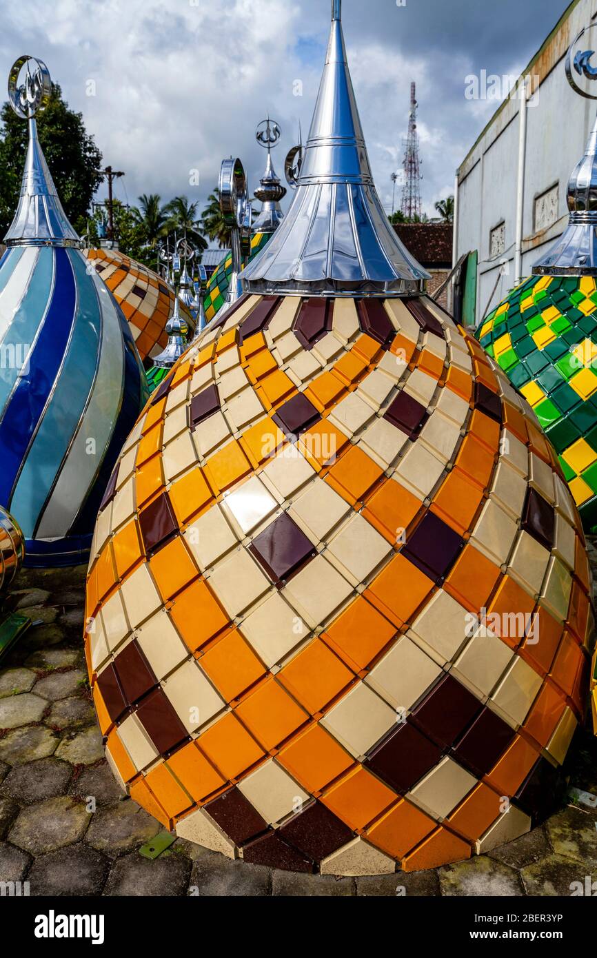 Un laboratorio espone parti realizzate per l'esterno di una moschea, Yogyakarta, Java, Indonesia. Foto Stock