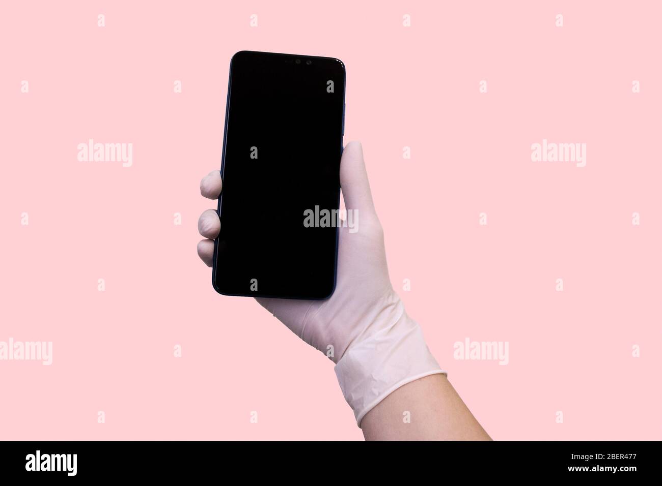 la mano che indossa un guanto medico può contenere uno smartphone touchscreen Foto Stock