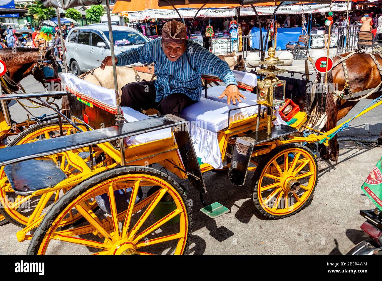 Un pilota di cavalli e carrozza sorridente, Malioboro Street, Yogyakarta, Indonesia. Foto Stock