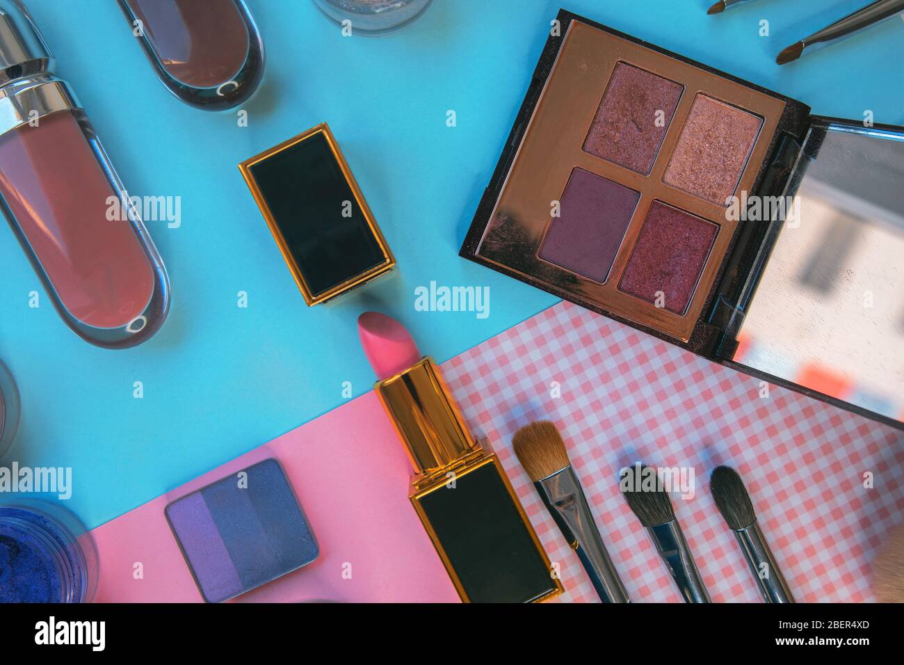 Set di cosmetica decorativa sul colore di sfondo Foto Stock