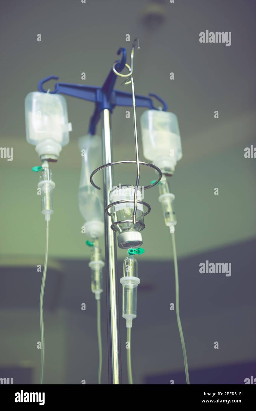 Supporto gocciolamento soluzione salina. Flacone con soluzione per somministrazione endovenosa di un medicinale Foto Stock