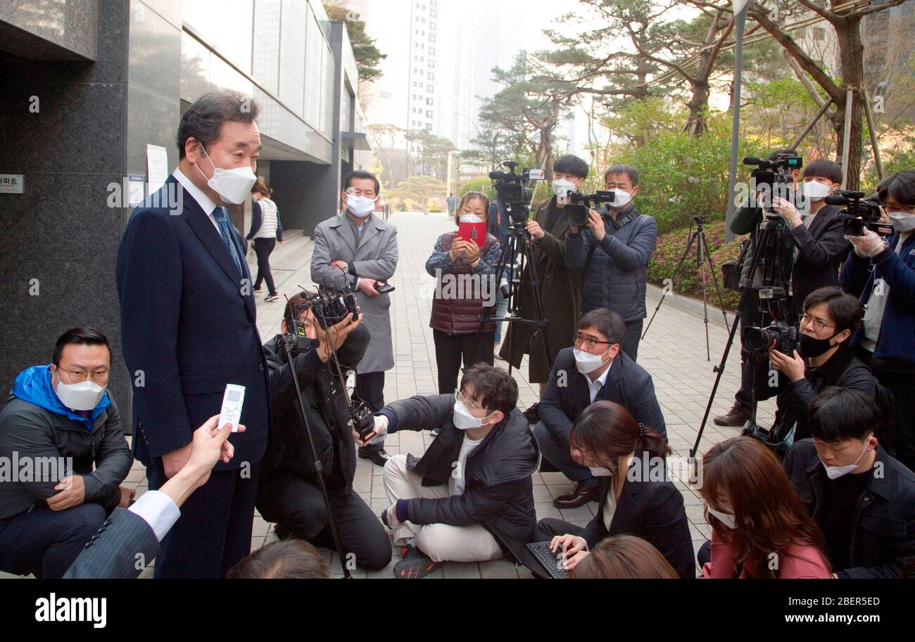 Lee Nak-Yon, 15 aprile 2020 : ex primo ministro della Corea del Sud e candidato del partito democratico al governo per le elezioni generali del 15 aprile Lee Nak-Yon (L) parla ai media dopo aver dato un voto in una stazione di sondaggi a Seoul, Corea del Sud. Le elezioni quadrenarie riempiranno l’Assemblea nazionale unicamerale della Corea del Sud, che ha 300 seggi. Per prevenire l'infezione da coronavirus COVID-19, agli elettori è stato chiesto di stare a distanza di almeno 1 metro l'uno dall'altro presso le stazioni di raccolta. Foto Stock