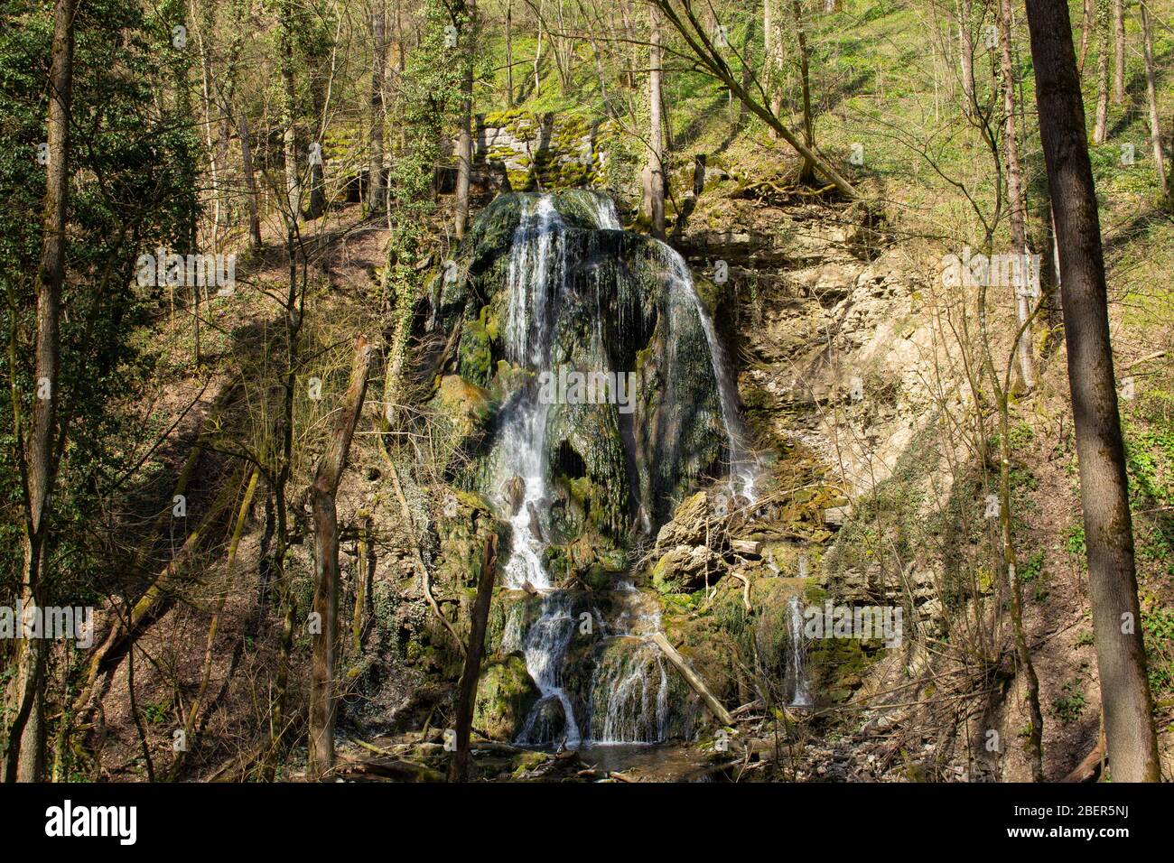 Cascata con acqua che scorre su una formazione rocciosa che è a forma di cranio Foto Stock