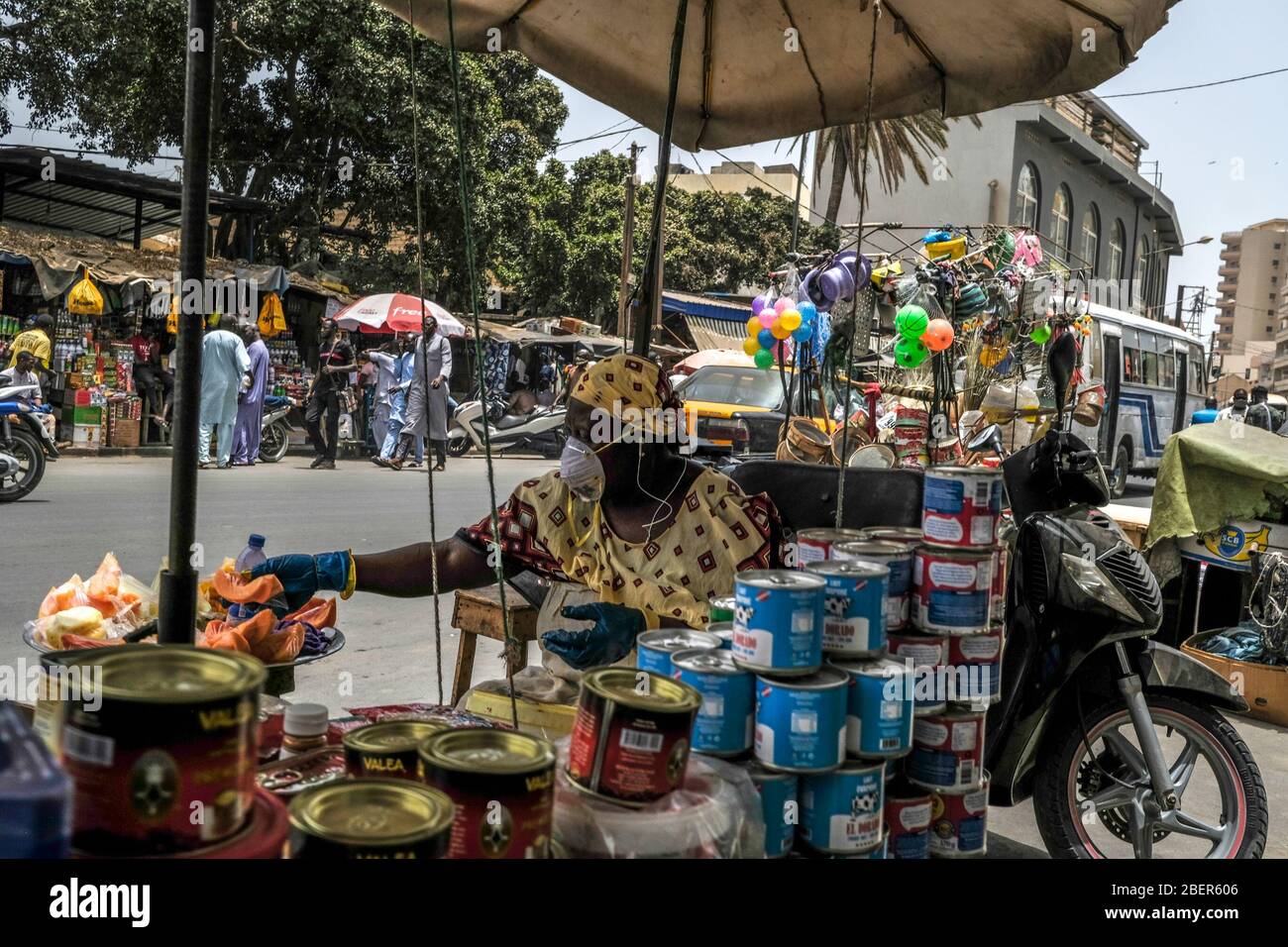Dakar, Senegal. 14 Aprile 2020. Un venditore che indossa una maschera vende cibo in un mercato a Dakar, Senegal, 14 aprile 2020. Il Ministero senegalese della Salute e dell'azione sociale di mercoledì ha segnalato altri 15 casi confermati di COVID-19, portando il totale a 314 nel paese dell'Africa occidentale. Credit: Eddy Peters/Xinhua/Alamy Live News Foto Stock