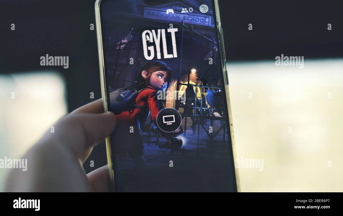 Avvio di un gioco con l'app Google Stadia, servizio di streaming cloud gaming per smartphone Foto Stock