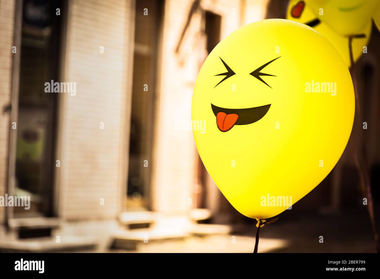 Il volo in mongolfiera emoji galleggia in una festa di strada a Senigallia, le Marche, Italia Foto Stock