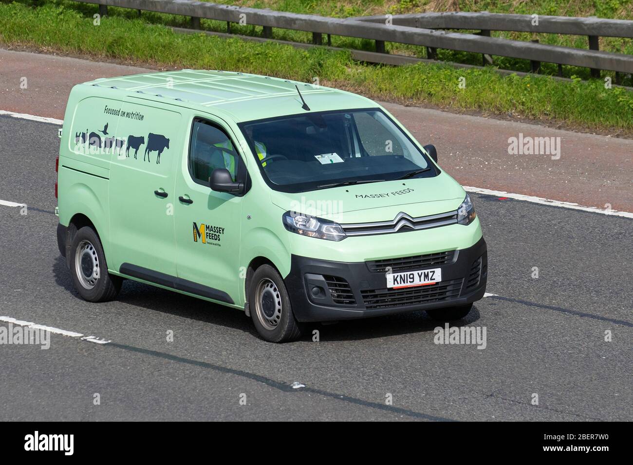 Massey Animal Feeds 2019 green Citroën Dispatch 1400 en-pry BH; veicoli veicolari in movimento, veicoli in circolazione su strade britanniche, motori, motorizzazione sull'autostrada M6 Foto Stock