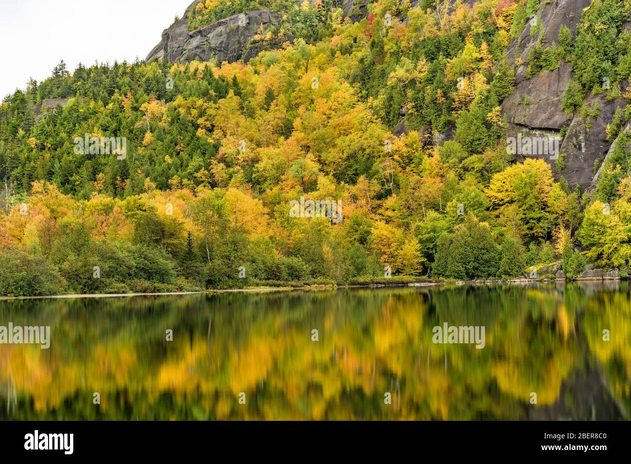 Chapel Pond in autunno, Essex County, NY Foto Stock