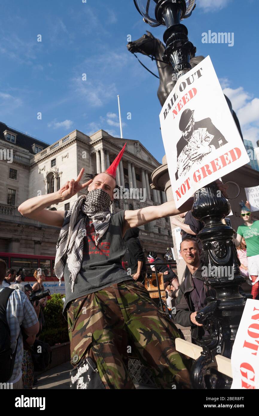 Dimostrazione anti-capitalismo, fuori dalla Banca d'Inghilterra. I manifestanti in cui si manifestano contro il capitalismo e anche contro la polizia del Foto Stock