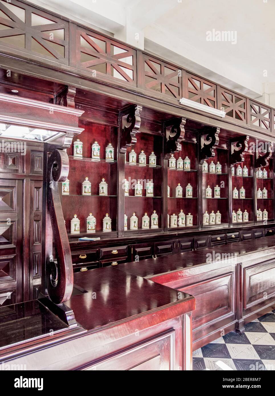 Interno della farmacia, Santa Clara, Provincia di Villa Clara, Cuba Foto Stock
