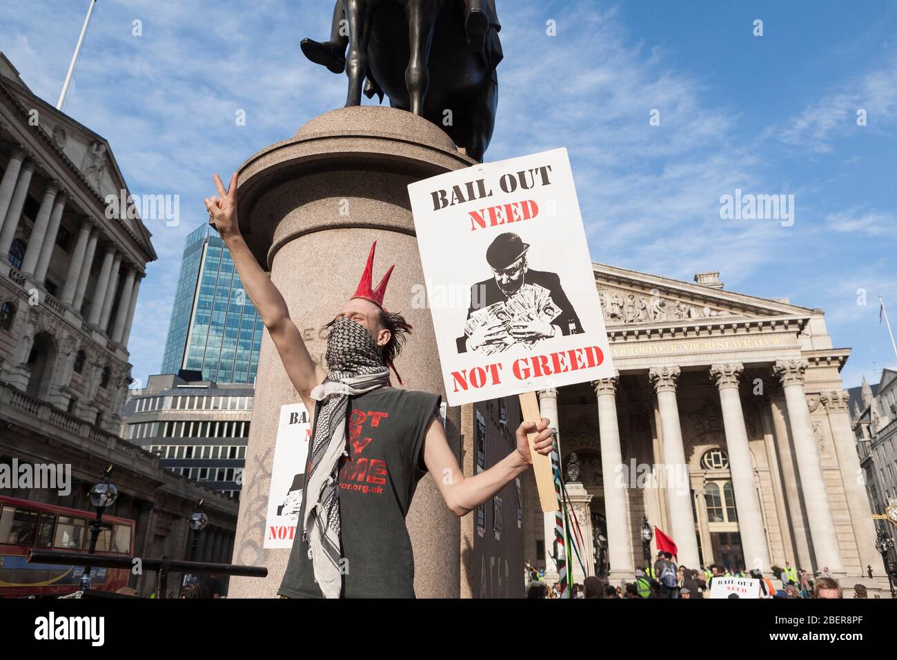 Dimostrazione anti-capitalismo, fuori dalla Banca d'Inghilterra. I manifestanti in cui si manifestano contro il capitalismo e anche contro la polizia del Foto Stock