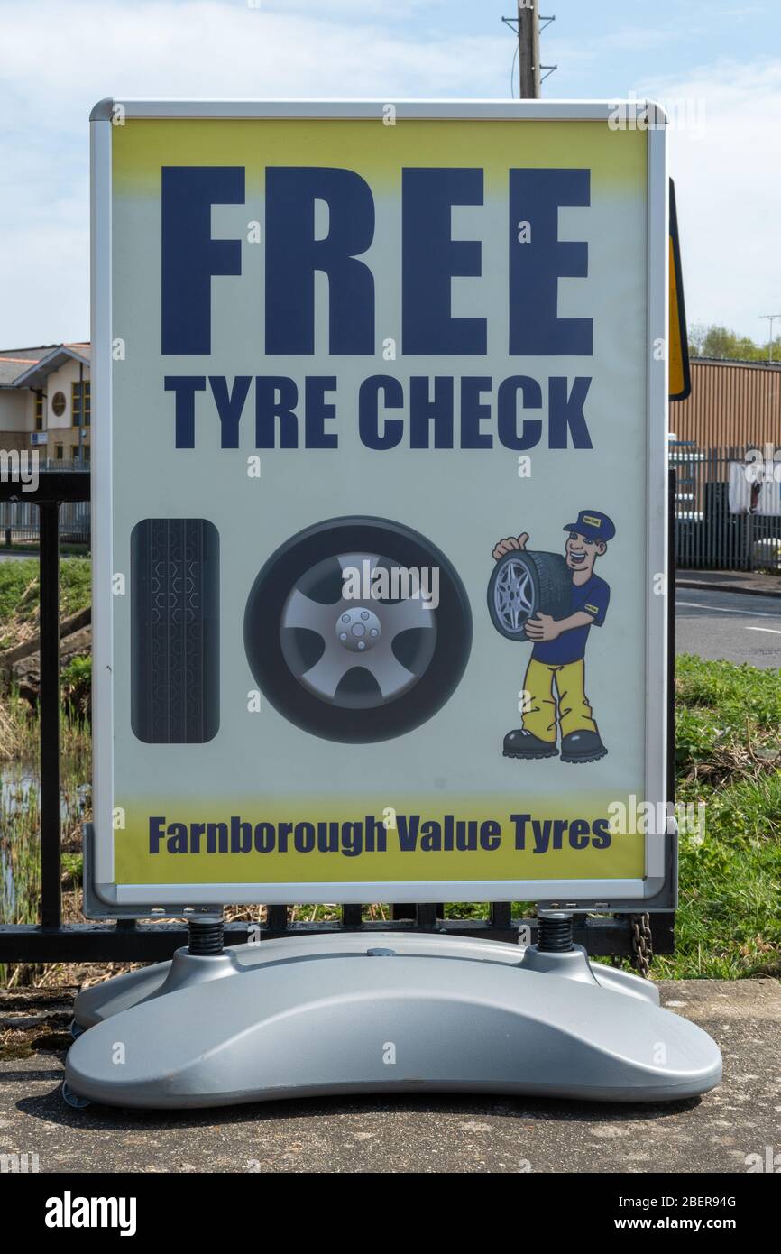 Value Tyres business vendere pneumatici a basso costo, Regno Unito. Firmare circa un'offerta di controllo gratuito degli pneumatici. Foto Stock