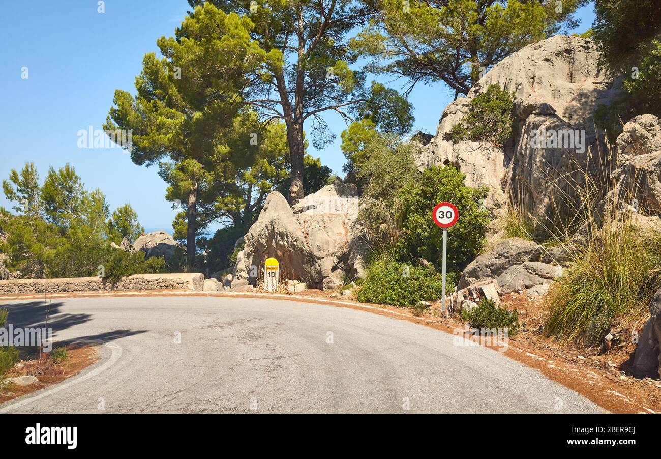 Strada panoramica con segnale del limite di velocità, Maiorca, Spagna. Foto Stock