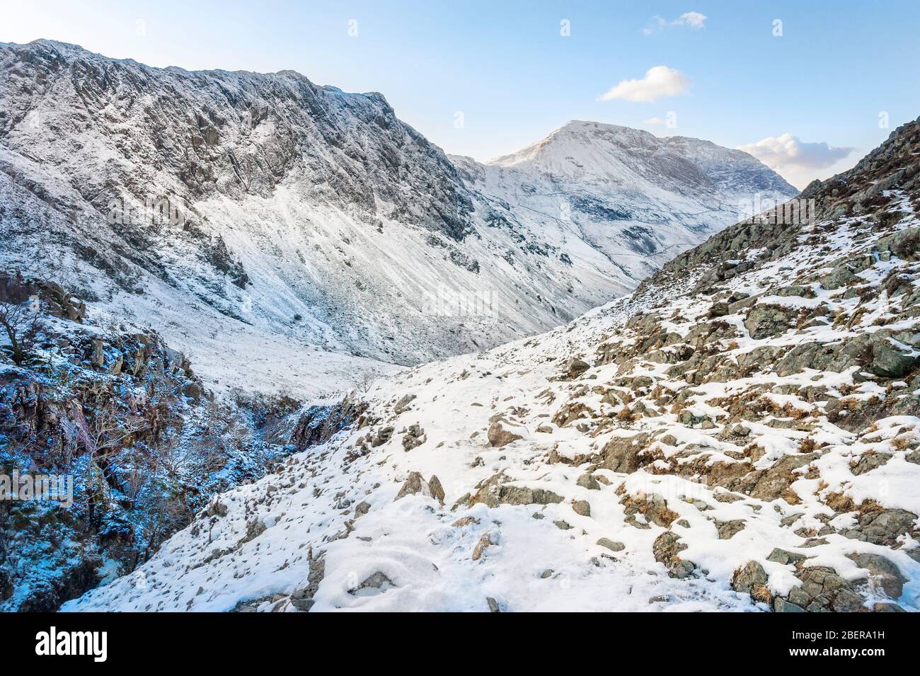Montagne del Lake District in inverno con neve sulle colline di Buttermere, tra cui Haystacks e High Crag Foto Stock