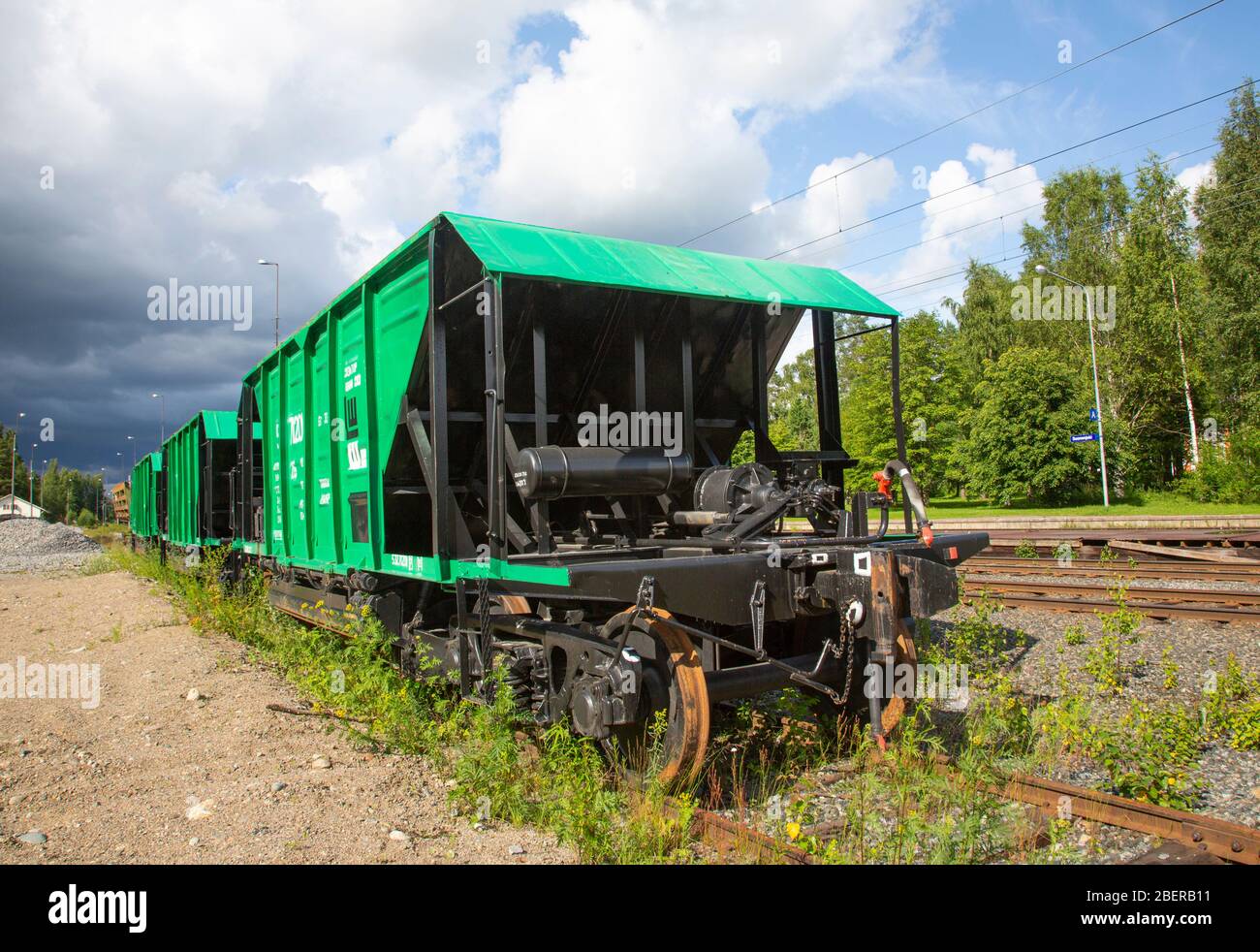 Carrozze ferroviarie russe , utilizzate per trasportare zavorre e ghiaia per la manutenzione dei binari ferroviari Foto Stock