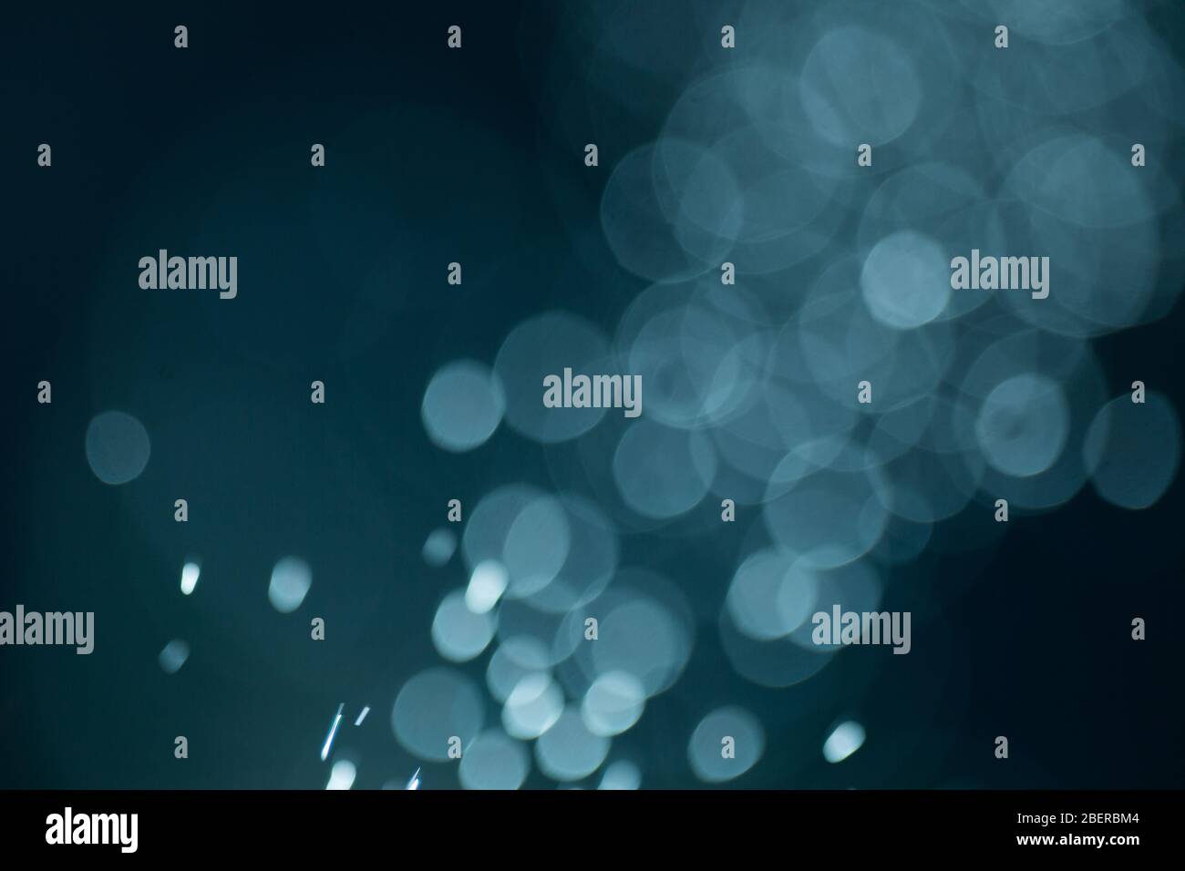 Astratto fiocchi bianchi su sfondo blu notte Foto Stock