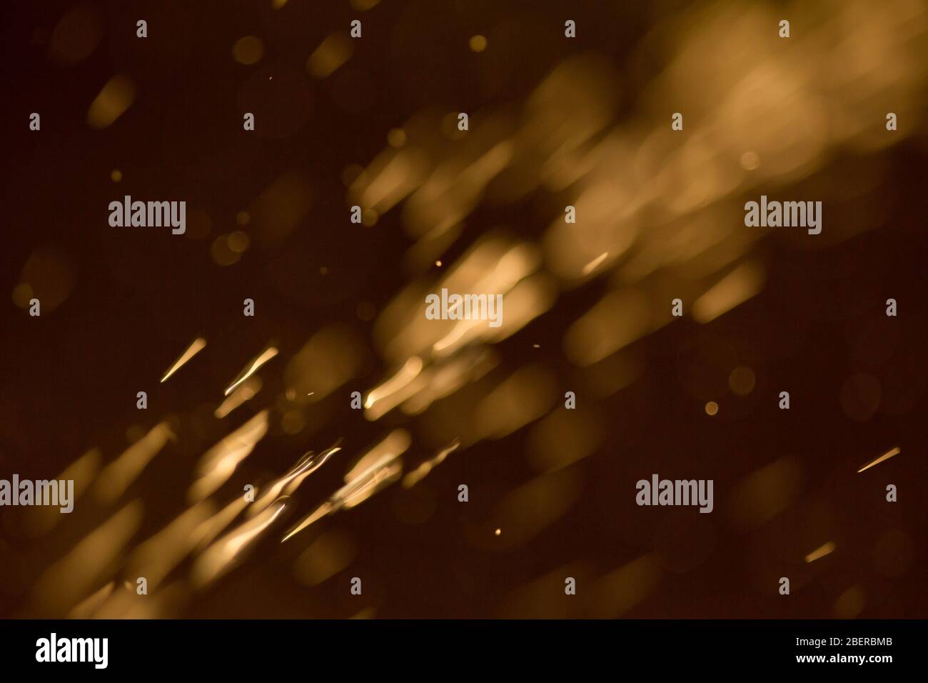 Luci arancioni astratte come scintille di fuoco Foto Stock