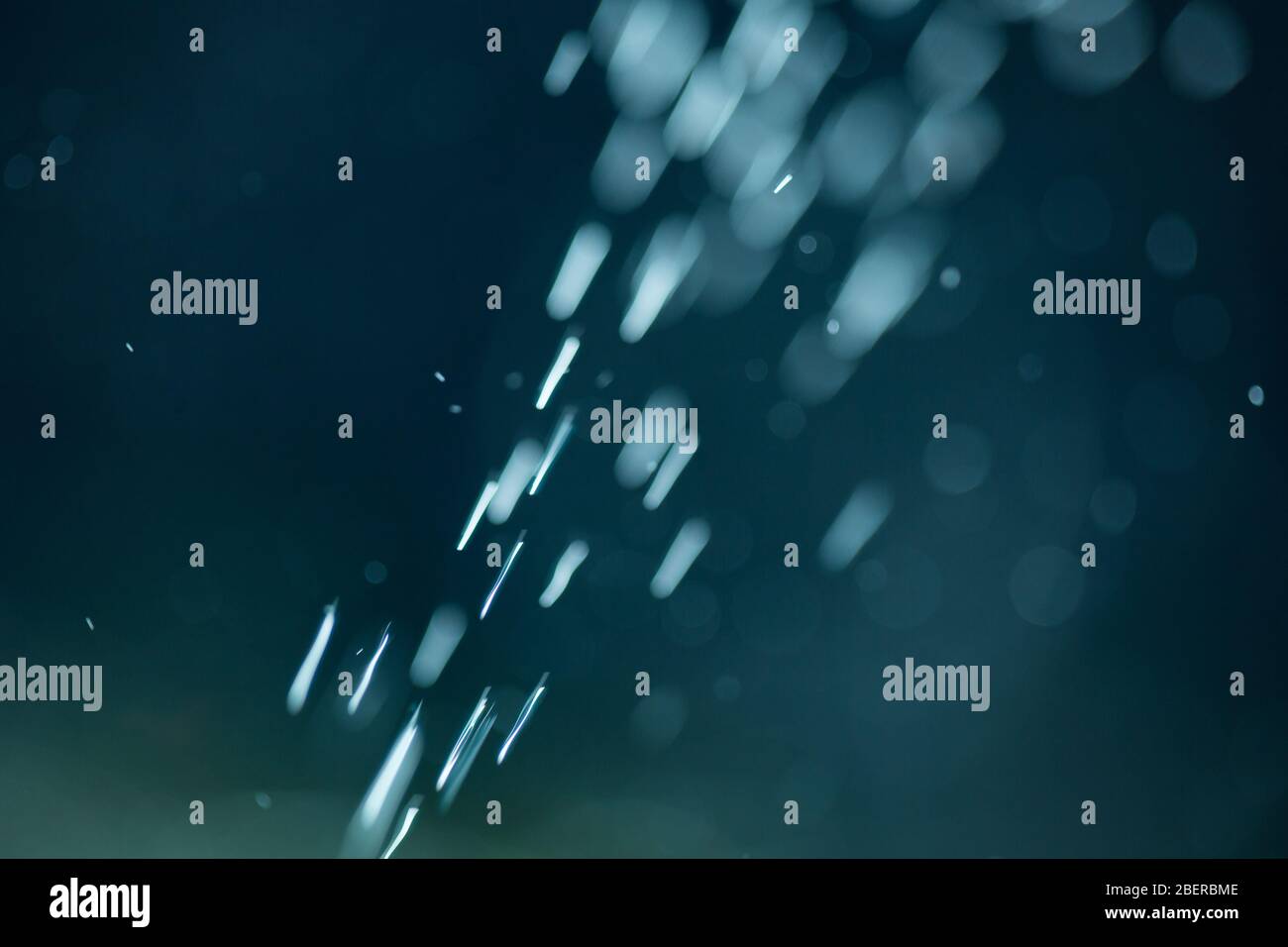 Astratto fiocchi bianchi su sfondo blu notte Foto Stock